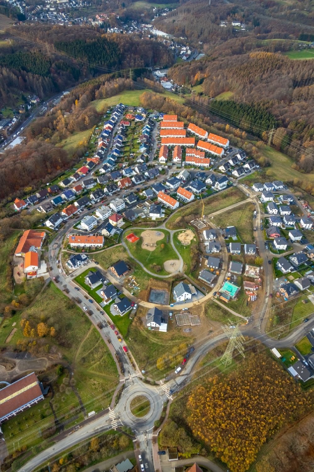 Lüdenscheid von oben - Stadtrand und Außenbezirks- Wohngebiete im Ortsteil Vogelberg in Lüdenscheid im Bundesland Nordrhein-Westfalen, Deutschland