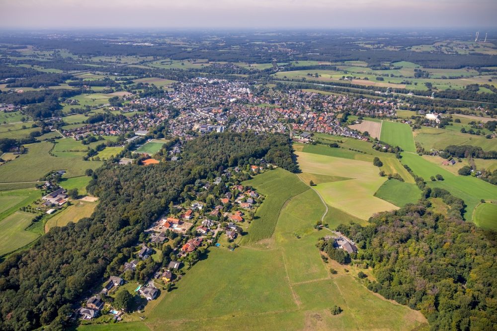 Luftaufnahme Hünxe - Stadtrand und Außenbezirks- Wohngebiete Am Ringwall in Hünxe im Bundesland Nordrhein-Westfalen, Deutschland