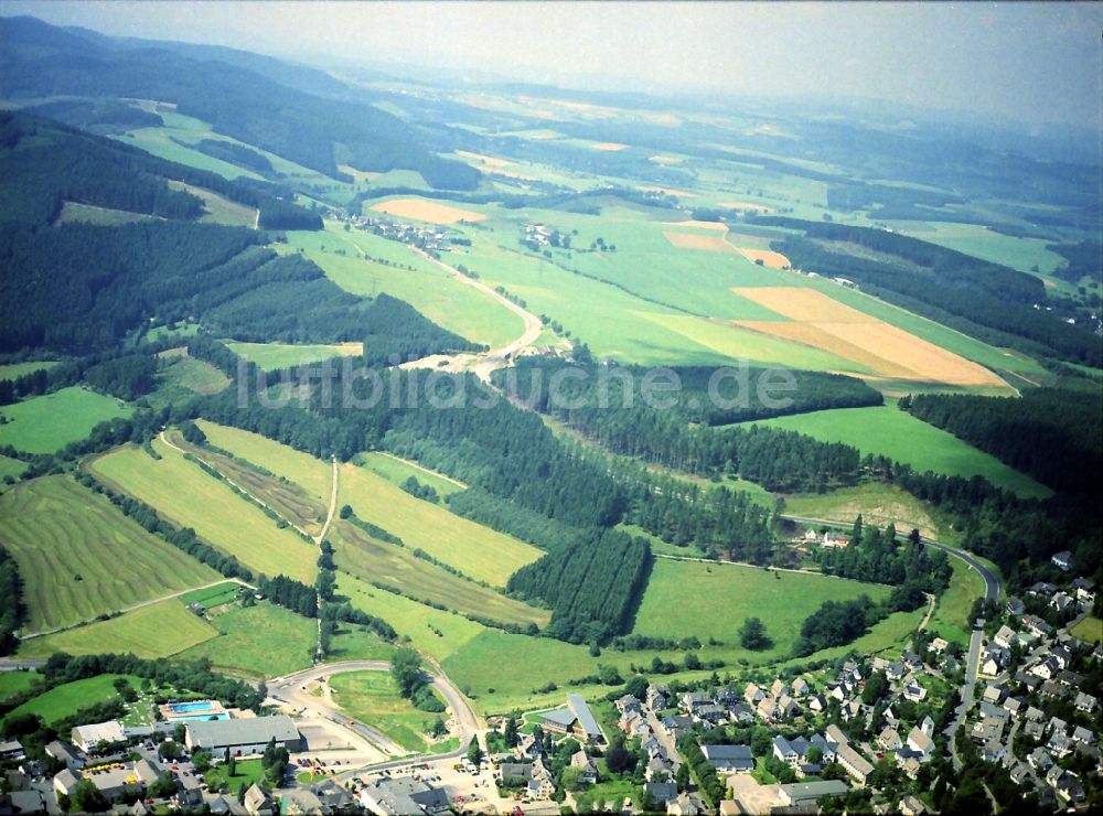 Luftaufnahme Schmallenberg - Stadtrand und Außenbezirks- Wohngebiete in Schmallenberg im Bundesland Nordrhein-Westfalen, Deutschland