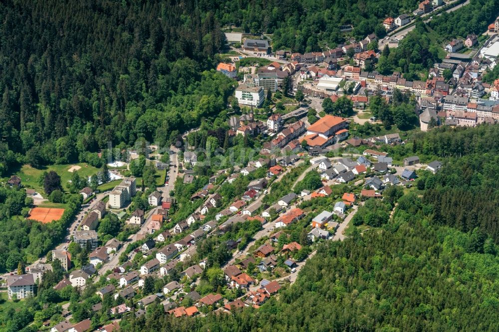 Luftaufnahme Triberg im Schwarzwald - Stadtrand und Außenbezirks- Wohngebiete im Südwesten von in Triberg im Schwarzwald im Bundesland Baden-Württemberg, Deutschland