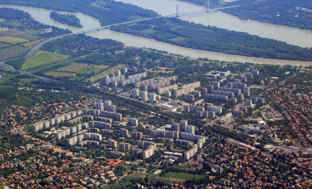 Luftaufnahme Budapest - Stadtrand und Außenbezirks- Wohngebiete im Stadtteil Krottendorf an der Donau im Ortsteil III. kerület in Budapest in Ungarn