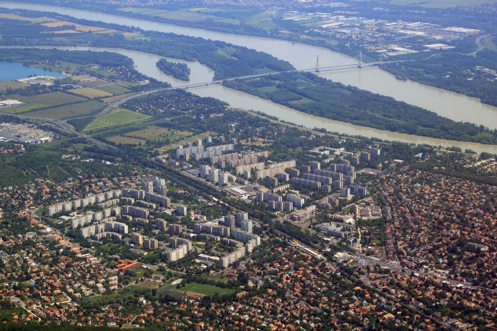 Budapest von oben - Stadtrand und Außenbezirks- Wohngebiete im Stadtteil Krottendorf an der Donau im Ortsteil III. kerület in Budapest in Ungarn