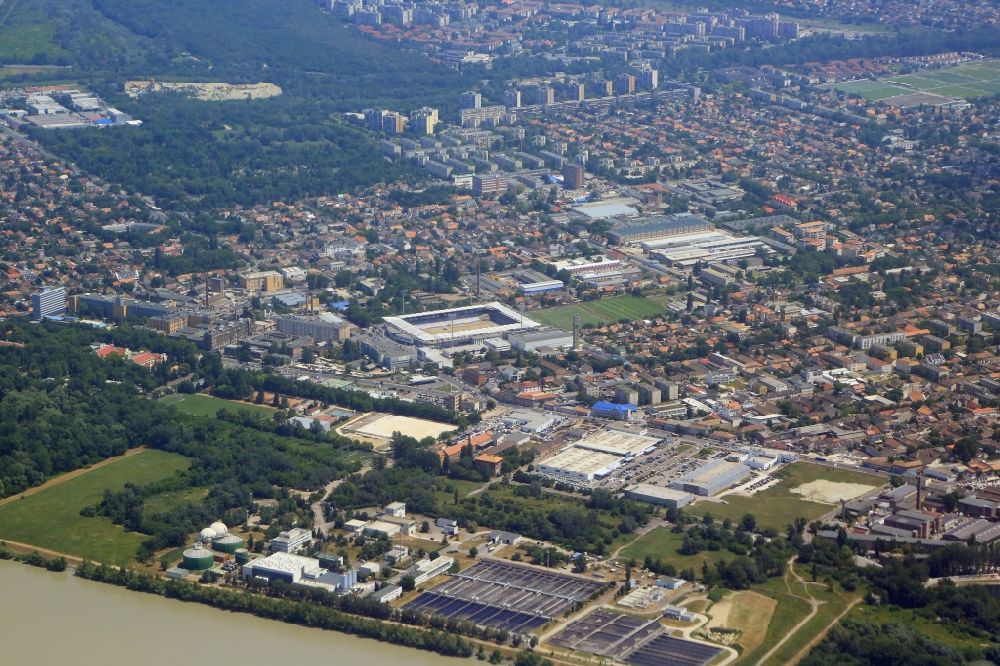 Luftaufnahme Budapest - Stadtrand und Außenbezirks- Wohngebiete mit dem Szusza Ferenz Stadion im Ortsteil IV. kerület in Budapest in Ungarn