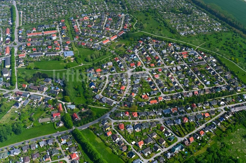 Rostock von oben - Stadtrand und Außenbezirks- Wohngebiete am Vicke-Schorler-Ring im Ortsteil Brinckmansdorf in Rostock im Bundesland Mecklenburg-Vorpommern, Deutschland