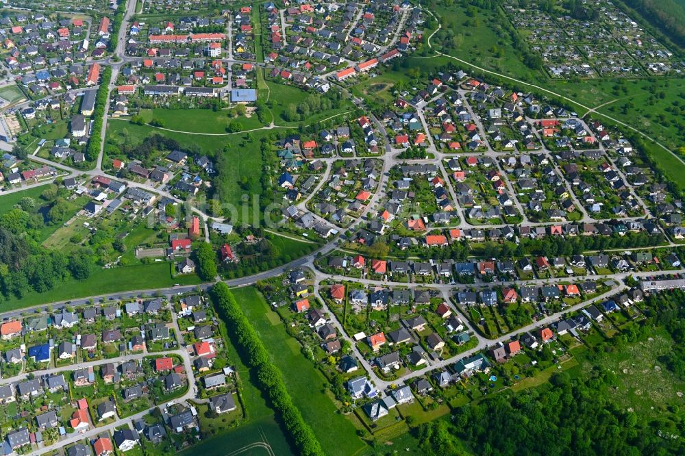 Luftbild Rostock - Stadtrand und Außenbezirks- Wohngebiete am Vicke-Schorler-Ring im Ortsteil Brinckmansdorf in Rostock im Bundesland Mecklenburg-Vorpommern, Deutschland