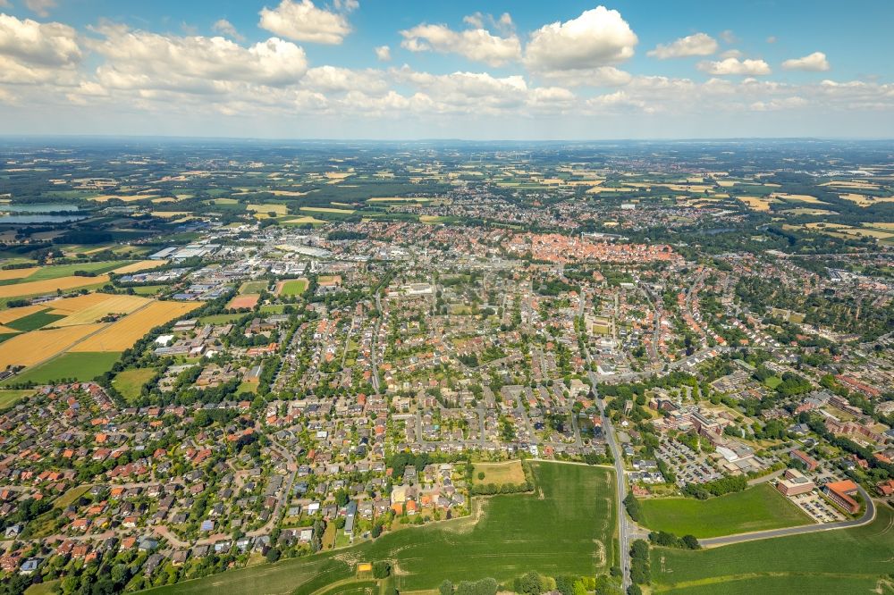 Warendorf aus der Vogelperspektive: Stadtrand und Außenbezirks- Wohngebiete in Warendorf im Bundesland Nordrhein-Westfalen, Deutschland