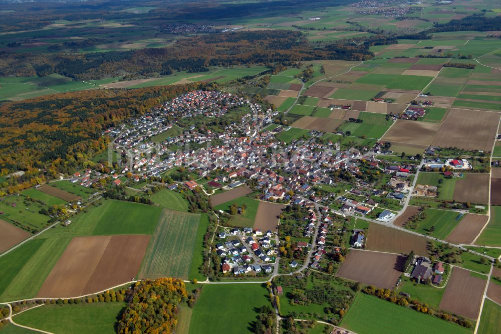 Luftaufnahme Altheim (Alb) - Stadtrand mit landwirtschaftlichen Feldern in Altheim (Alb) im Bundesland Baden-Württemberg, Deutschland