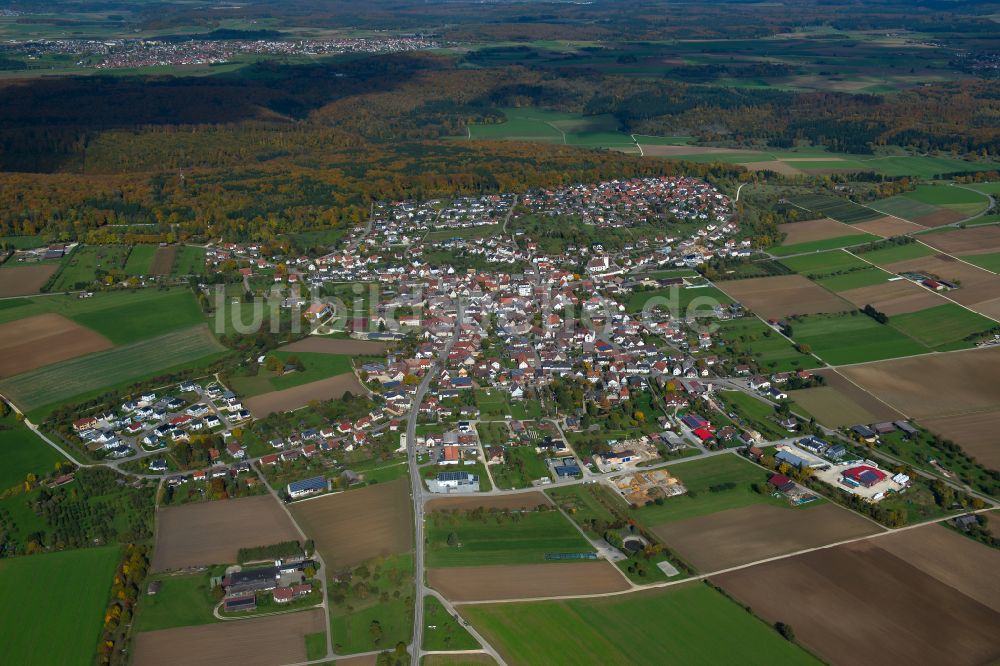 Altheim (Alb) von oben - Stadtrand mit landwirtschaftlichen Feldern in Altheim (Alb) im Bundesland Baden-Württemberg, Deutschland