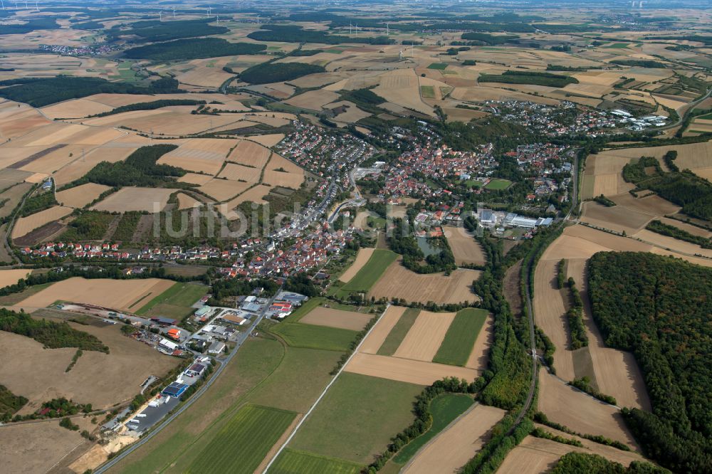 Arnstein von oben - Stadtrand mit landwirtschaftlichen Feldern in Arnstein im Bundesland Bayern, Deutschland