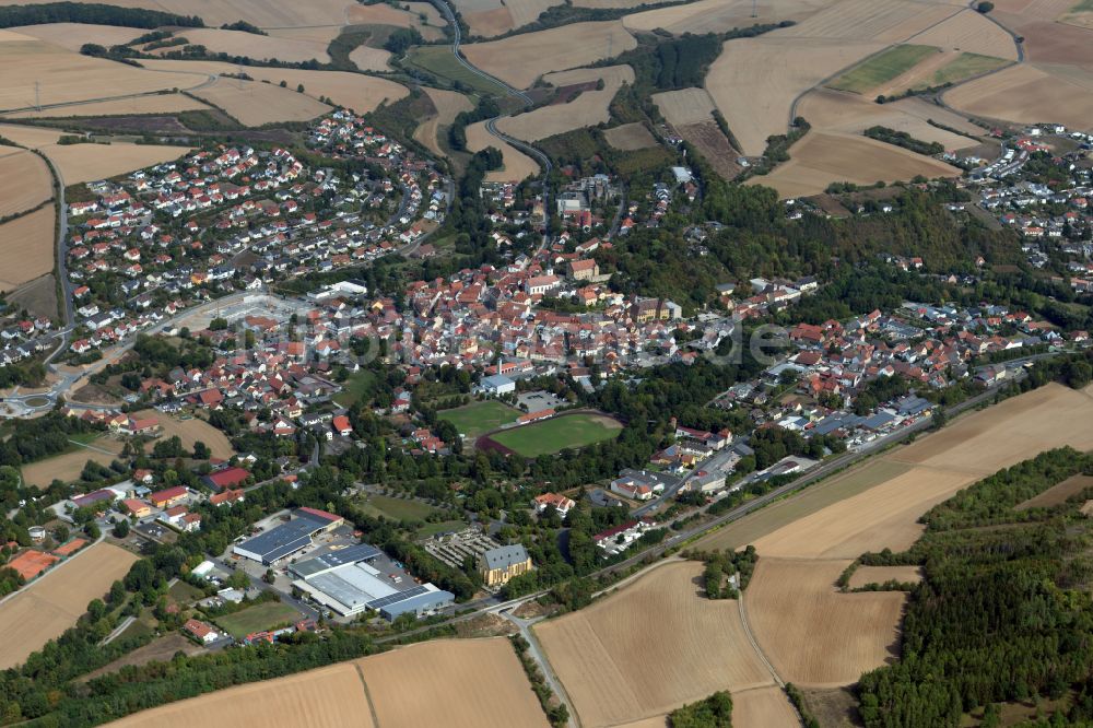 Arnstein aus der Vogelperspektive: Stadtrand mit landwirtschaftlichen Feldern in Arnstein im Bundesland Bayern, Deutschland