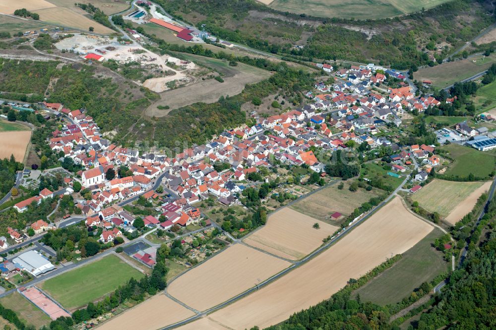 Aschfeld aus der Vogelperspektive: Stadtrand mit landwirtschaftlichen Feldern in Aschfeld im Bundesland Bayern, Deutschland