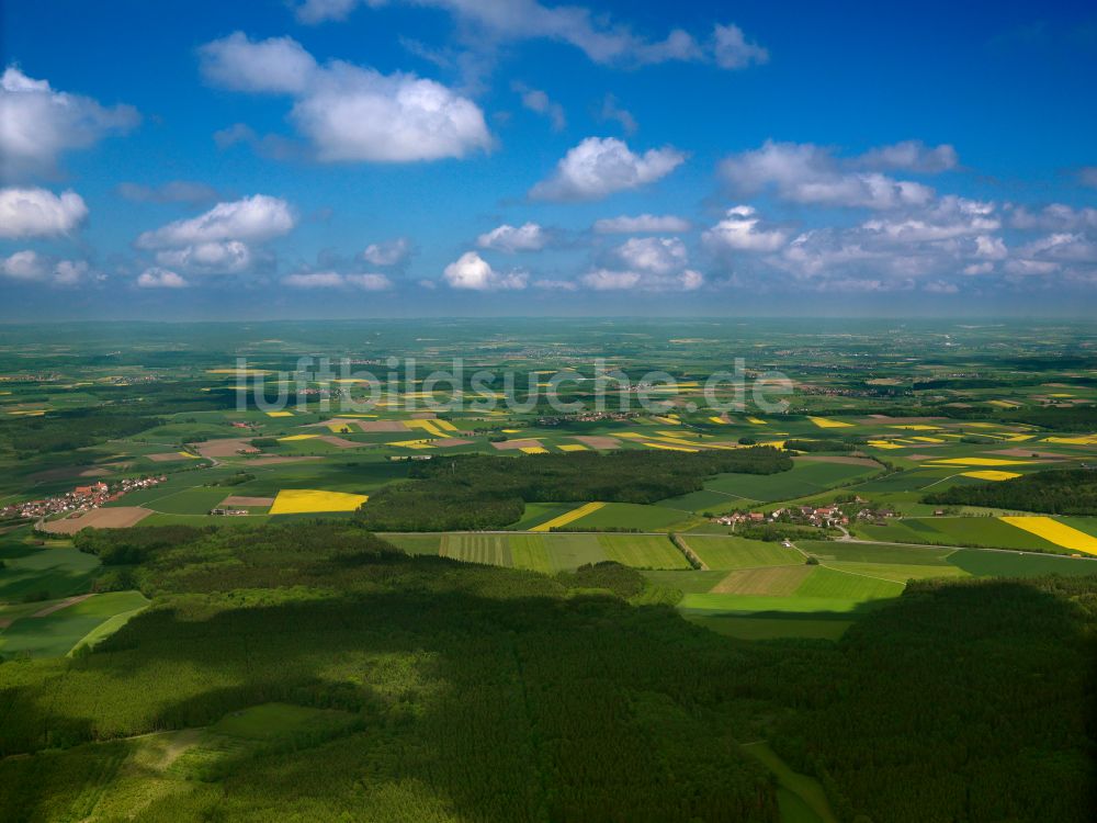 Luftbild Attenweiler - Stadtrand mit landwirtschaftlichen Feldern in Attenweiler im Bundesland Baden-Württemberg, Deutschland