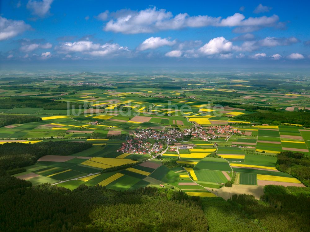 Attenweiler aus der Vogelperspektive: Stadtrand mit landwirtschaftlichen Feldern in Attenweiler im Bundesland Baden-Württemberg, Deutschland
