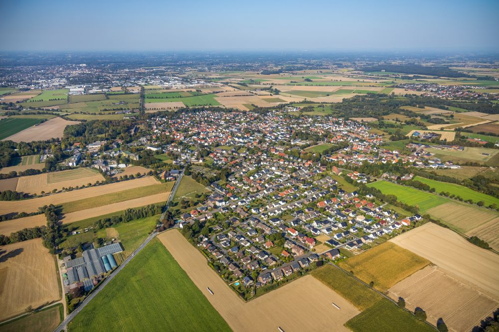 Bad Westernkotten aus der Vogelperspektive: Stadtrand mit landwirtschaftlichen Feldern in Bad Westernkotten im Bundesland Nordrhein-Westfalen, Deutschland