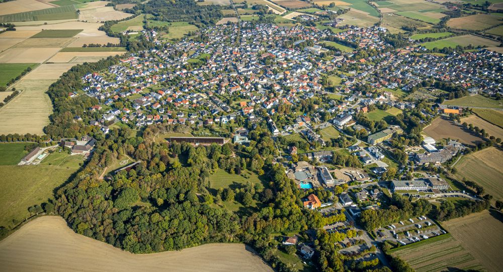 Luftaufnahme Bad Westernkotten - Stadtrand mit landwirtschaftlichen Feldern in Bad Westernkotten im Bundesland Nordrhein-Westfalen, Deutschland
