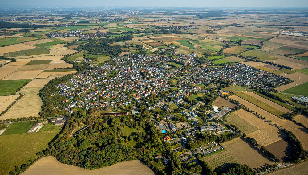 Bad Westernkotten von oben - Stadtrand mit landwirtschaftlichen Feldern in Bad Westernkotten im Bundesland Nordrhein-Westfalen, Deutschland