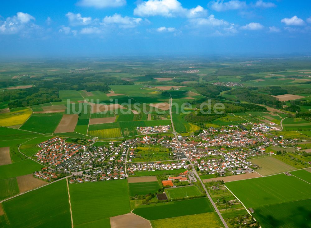 Luftaufnahme Bernstadt - Stadtrand mit landwirtschaftlichen Feldern in Bernstadt im Bundesland Baden-Württemberg, Deutschland