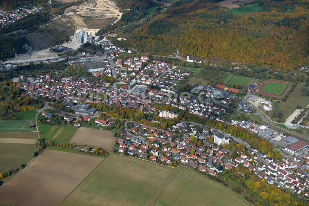 Blaustein von oben - Stadtrand mit landwirtschaftlichen Feldern in Blaustein im Bundesland Baden-Württemberg, Deutschland