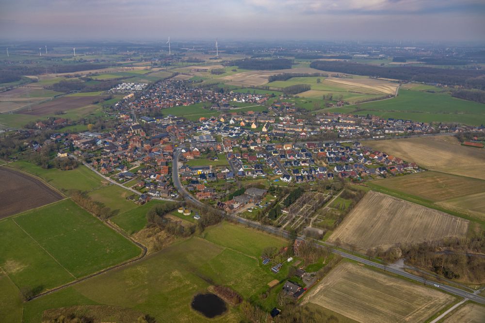 Dolberg von oben - Stadtrand mit landwirtschaftlichen Feldern in Dolberg im Bundesland Nordrhein-Westfalen, Deutschland