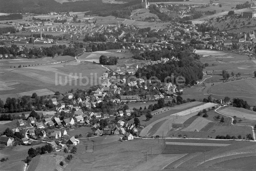 Luftaufnahme Ellwangen (Jagst) - Stadtrand mit landwirtschaftlichen Feldern in Ellwangen (Jagst) im Bundesland Baden-Württemberg, Deutschland