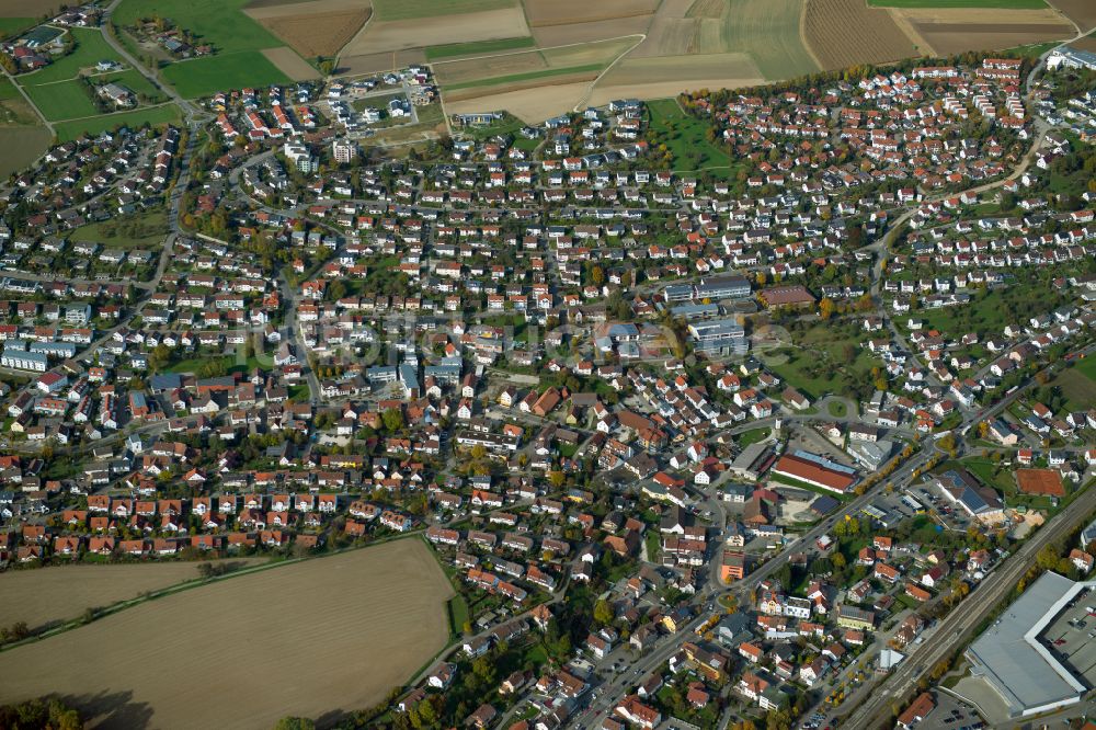 Erbach aus der Vogelperspektive: Stadtrand mit landwirtschaftlichen Feldern in Erbach im Bundesland Baden-Württemberg, Deutschland