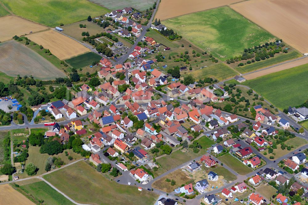 Erbshausen-Sulzwiesen aus der Vogelperspektive: Stadtrand mit landwirtschaftlichen Feldern in Erbshausen-Sulzwiesen im Bundesland Bayern, Deutschland