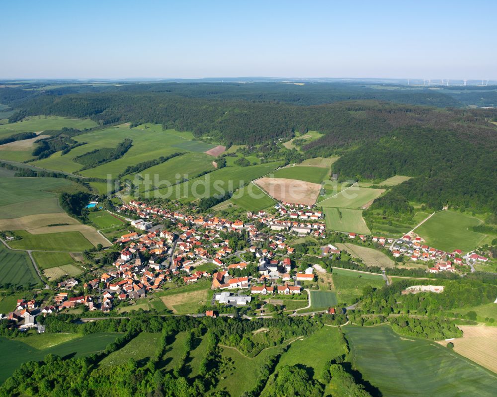 Ershausen von oben - Stadtrand mit landwirtschaftlichen Feldern in Ershausen im Bundesland Thüringen, Deutschland