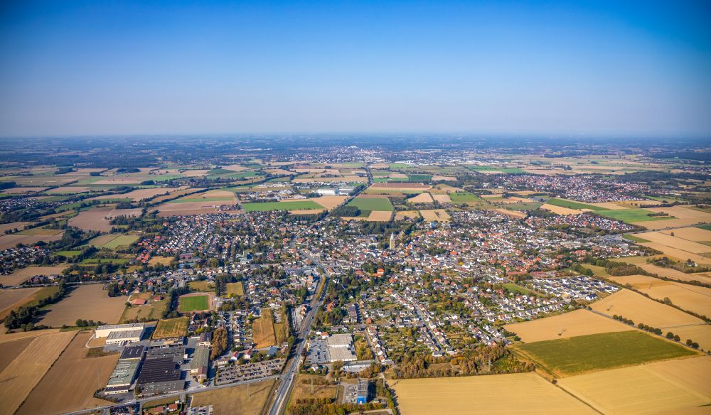 Erwitte von oben - Stadtrand mit landwirtschaftlichen Feldern in Erwitte im Bundesland Nordrhein-Westfalen, Deutschland