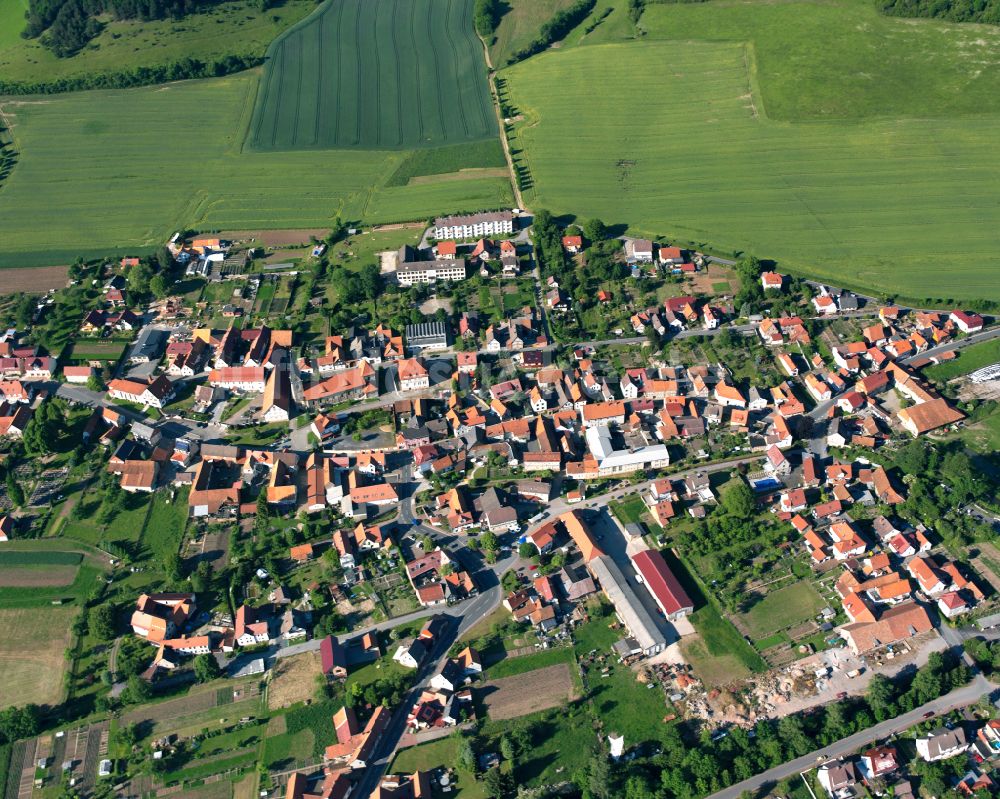 Großtöpfer von oben - Stadtrand mit landwirtschaftlichen Feldern in Großtöpfer im Bundesland Thüringen, Deutschland