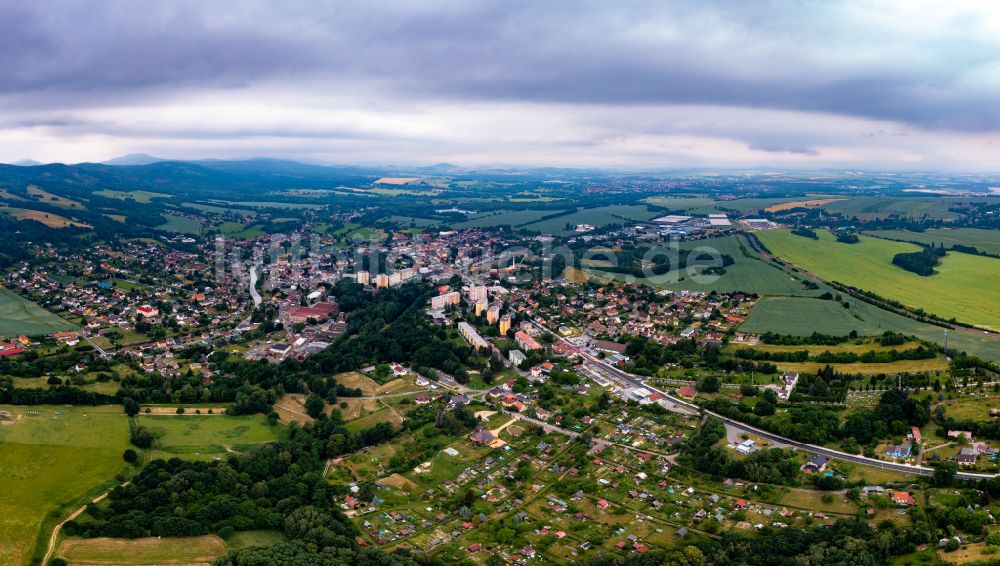 Grottau - Hradek nad Nisou von oben - Stadtrand mit landwirtschaftlichen Feldern in Grottau - Hradek nad Nisou in Libereck, Tschechien