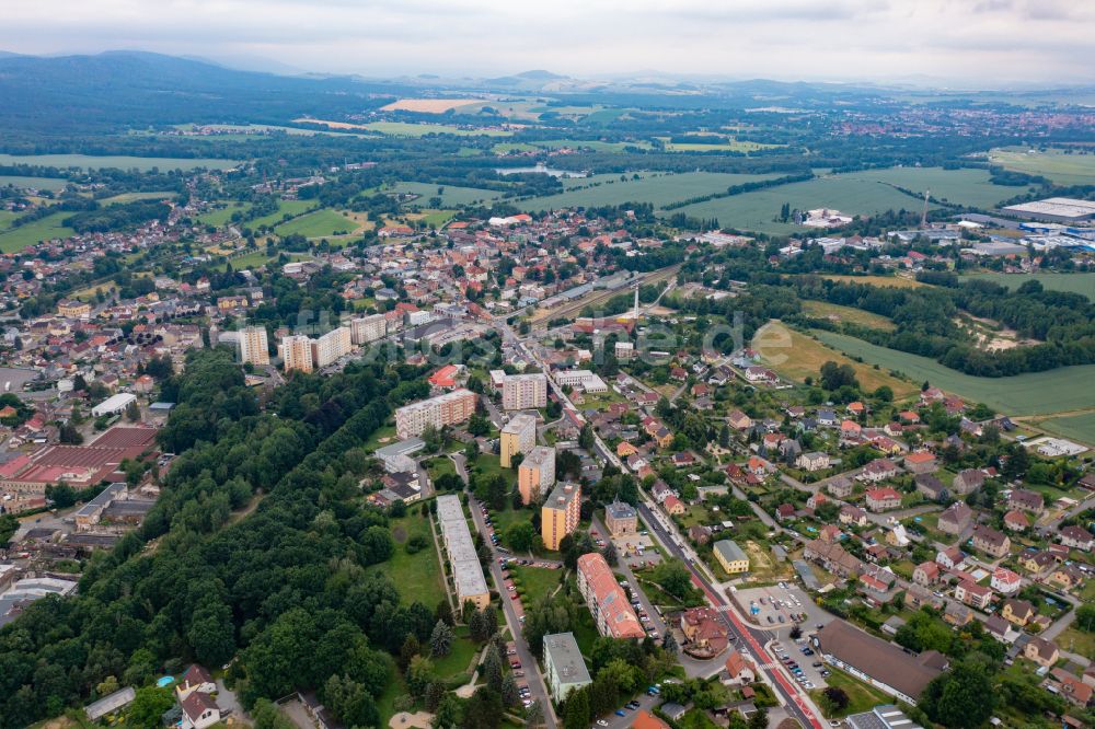 Luftaufnahme Grottau - Hradek nad Nisou - Stadtrand mit landwirtschaftlichen Feldern in Grottau - Hradek nad Nisou in Libereck, Tschechien