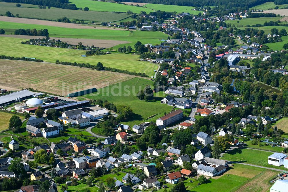 Göttendorf von oben - Stadtrand mit landwirtschaftlichen Feldern in Göttendorf im Bundesland Thüringen, Deutschland