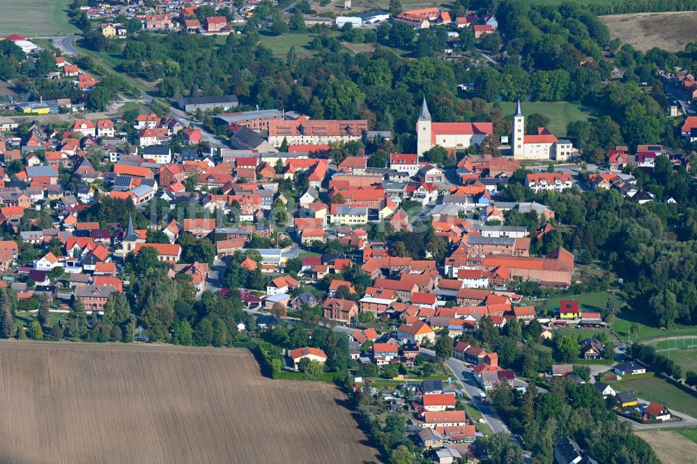 Luftaufnahme Hessen - Stadtrand mit landwirtschaftlichen Feldern in Hessen im Bundesland Sachsen-Anhalt, Deutschland