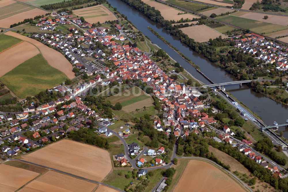 Himmelstadt aus der Vogelperspektive: Stadtrand mit landwirtschaftlichen Feldern in Himmelstadt im Bundesland Bayern, Deutschland