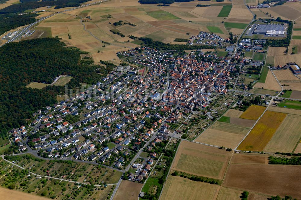 Luftaufnahme Holzkirchhausen - Stadtrand mit landwirtschaftlichen Feldern in Holzkirchhausen im Bundesland Bayern, Deutschland