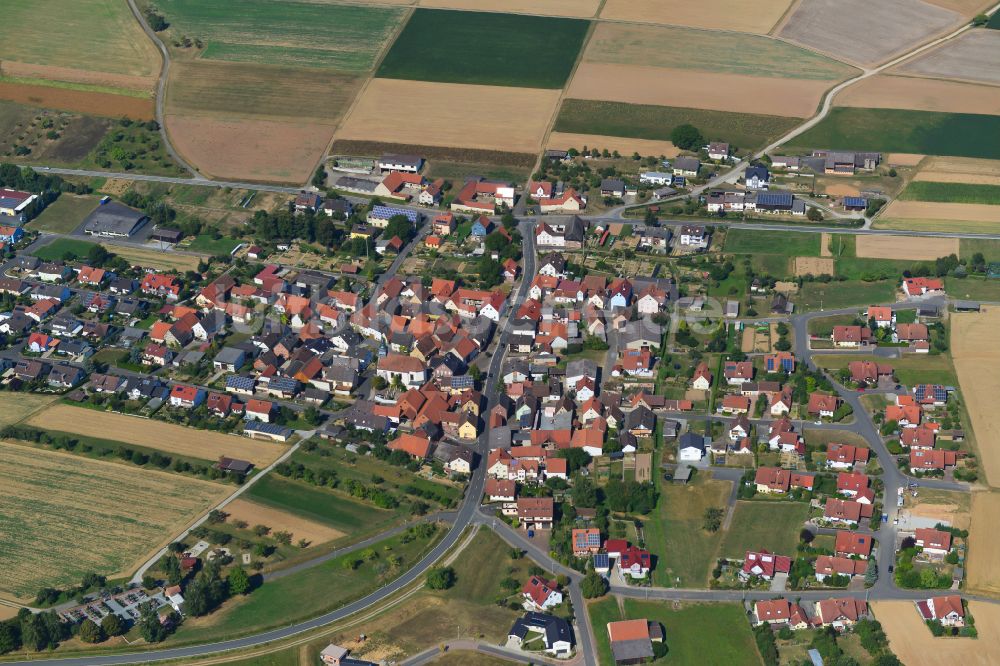 Holzkirchhausen aus der Vogelperspektive: Stadtrand mit landwirtschaftlichen Feldern in Holzkirchhausen im Bundesland Bayern, Deutschland