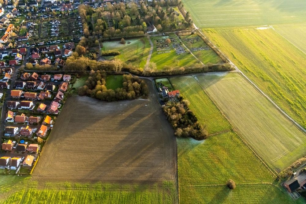 Luftaufnahme Hamm - Stadtrand mit landwirtschaftlichen Feldern am Kämpe in Hamm im Bundesland Nordrhein-Westfalen, Deutschland