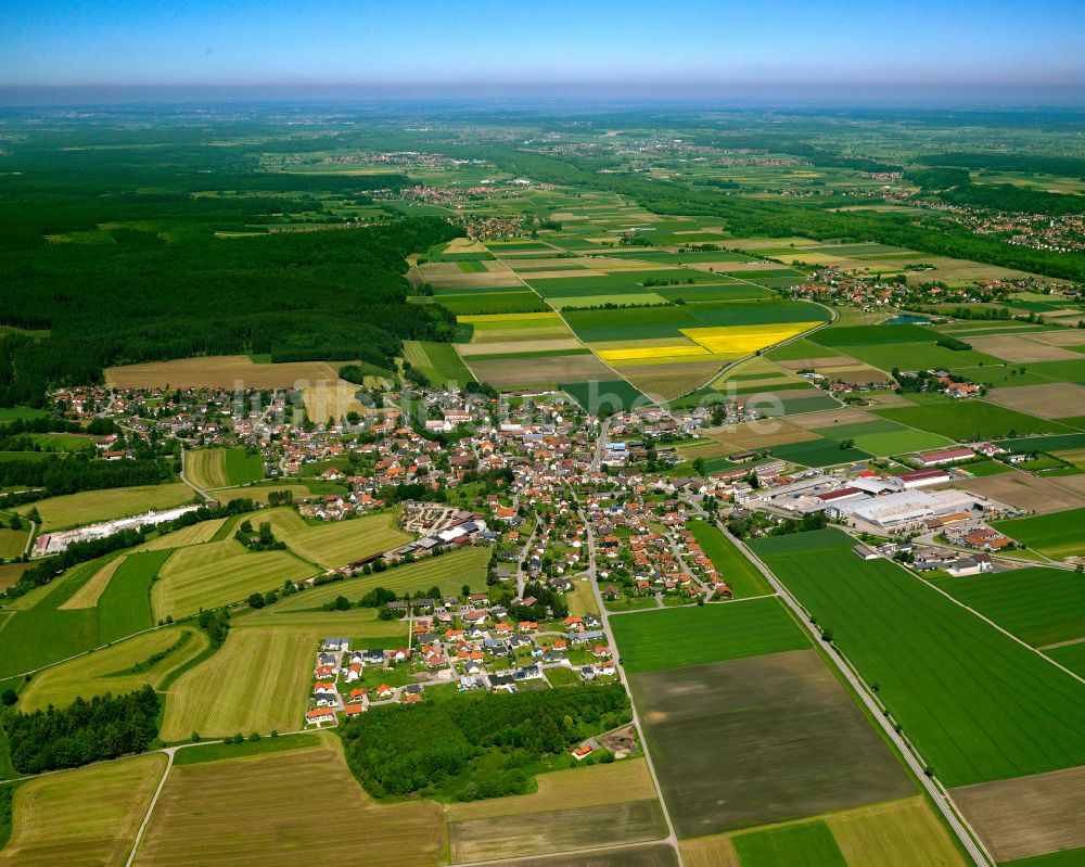 Luftaufnahme Kirchberg - Stadtrand mit landwirtschaftlichen Feldern in Kirchberg im Bundesland Baden-Württemberg, Deutschland