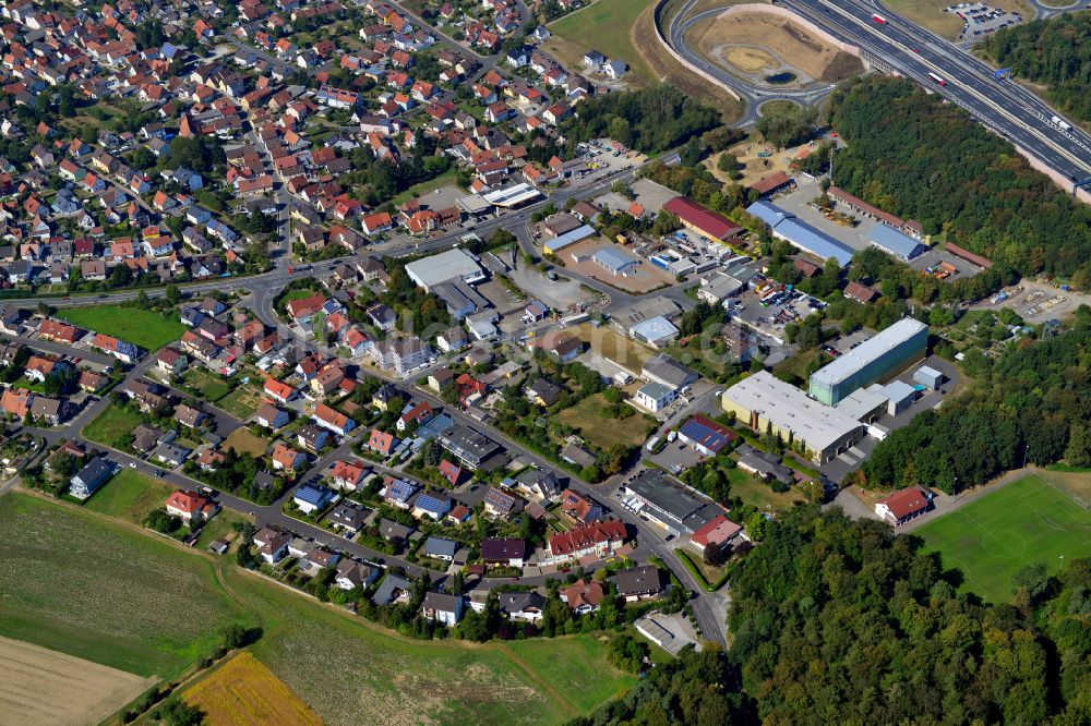 Kist von oben - Stadtrand mit landwirtschaftlichen Feldern in Kist im Bundesland Bayern, Deutschland