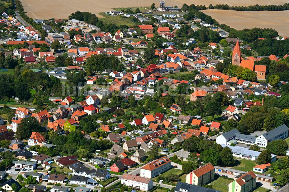 Luftaufnahme Klütz - Stadtrand mit landwirtschaftlichen Feldern in Klütz im Bundesland Mecklenburg-Vorpommern, Deutschland