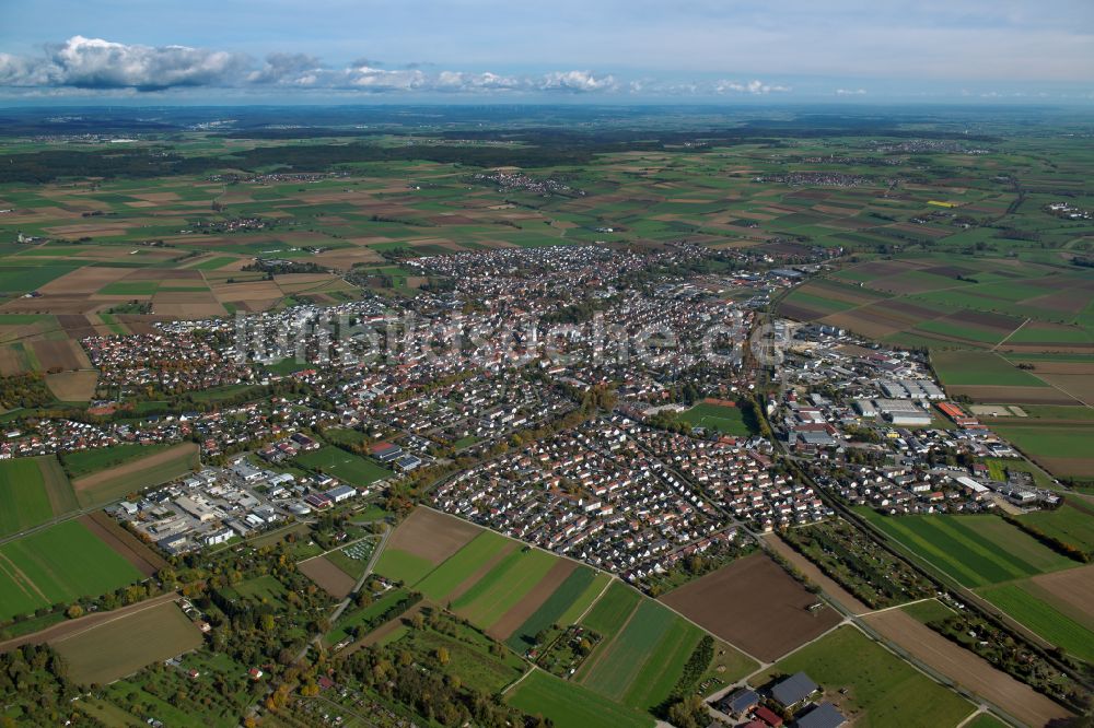 Luftbild Langenau - Stadtrand mit landwirtschaftlichen Feldern in Langenau im Bundesland Baden-Württemberg, Deutschland