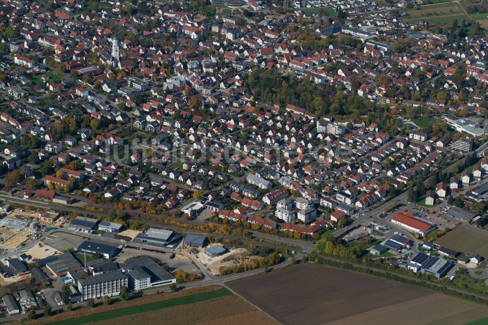 Langenau aus der Vogelperspektive: Stadtrand mit landwirtschaftlichen Feldern in Langenau im Bundesland Baden-Württemberg, Deutschland