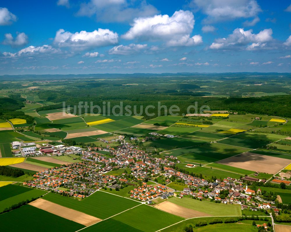 Luftbild Langenenslingen - Stadtrand mit landwirtschaftlichen Feldern in Langenenslingen im Bundesland Baden-Württemberg, Deutschland