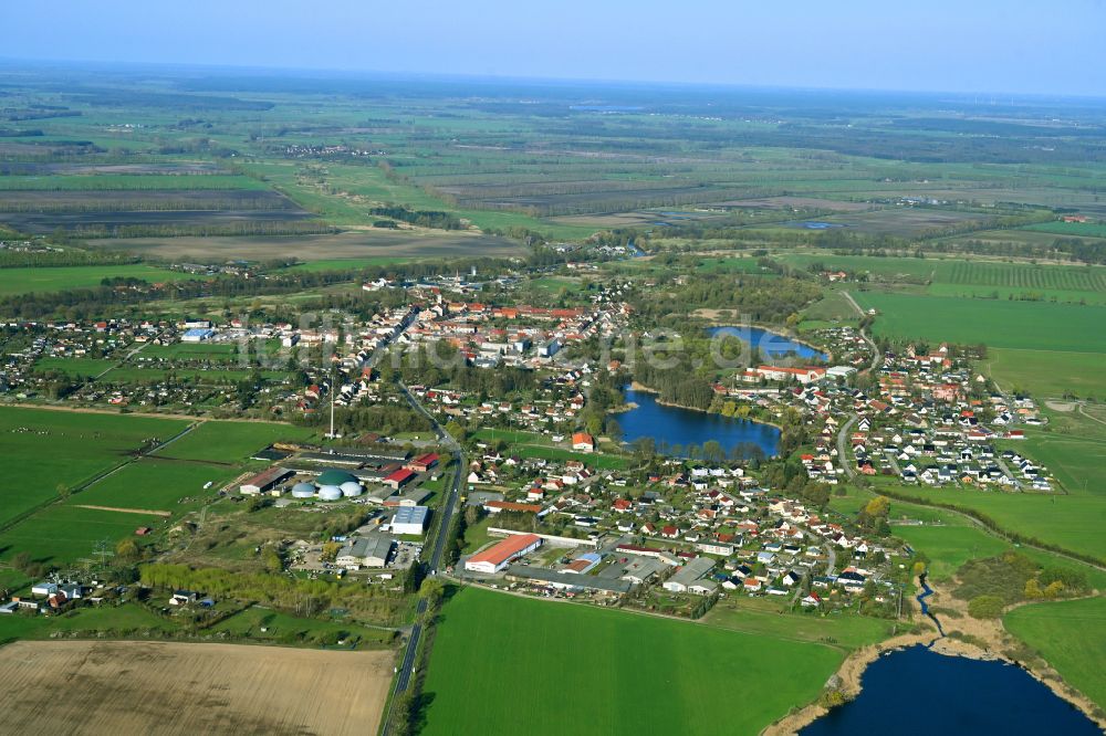 Luftaufnahme Liebenwalde - Stadtrand mit landwirtschaftlichen Feldern in Liebenwalde im Bundesland Brandenburg, Deutschland