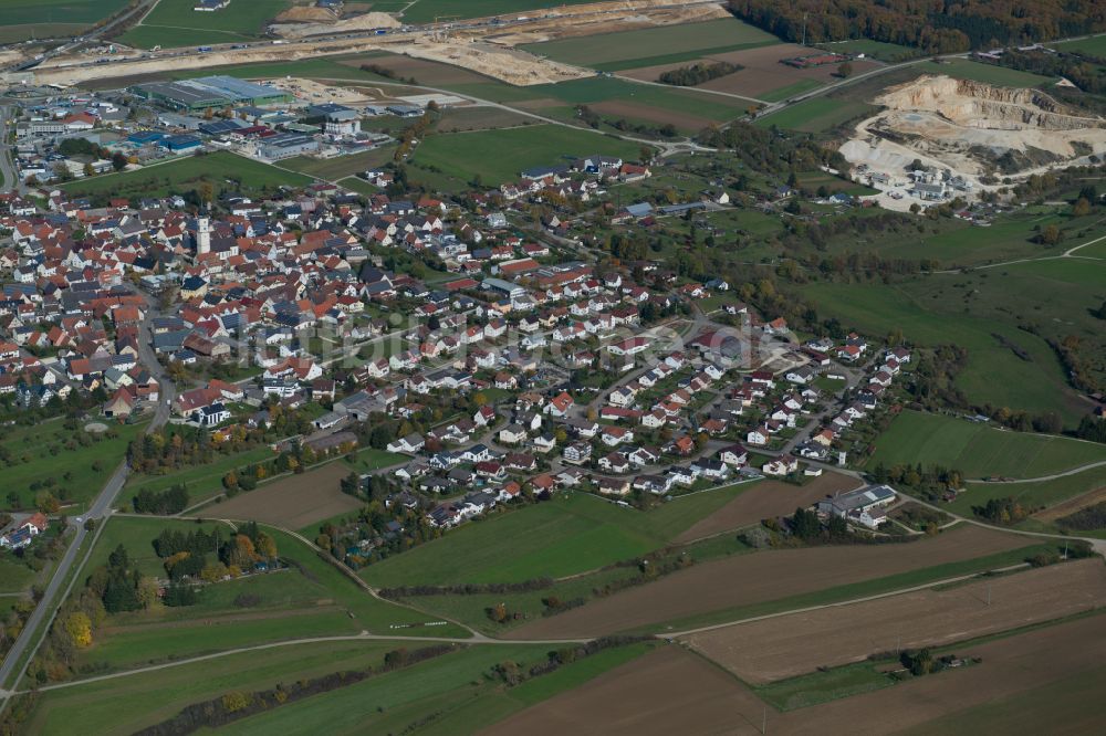 Merklingen von oben - Stadtrand mit landwirtschaftlichen Feldern in Merklingen im Bundesland Baden-Württemberg, Deutschland