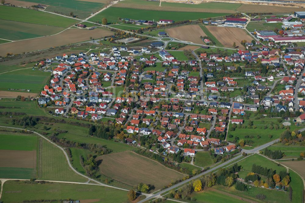 Merklingen aus der Vogelperspektive: Stadtrand mit landwirtschaftlichen Feldern in Merklingen im Bundesland Baden-Württemberg, Deutschland