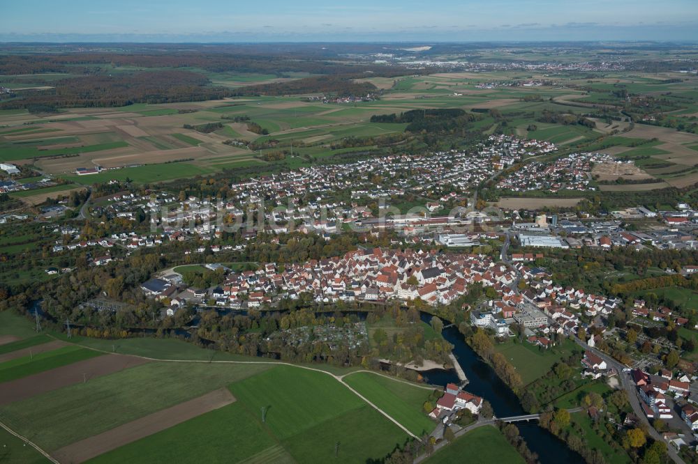 Luftaufnahme Munderkingen - Stadtrand mit landwirtschaftlichen Feldern in Munderkingen im Bundesland Baden-Württemberg, Deutschland