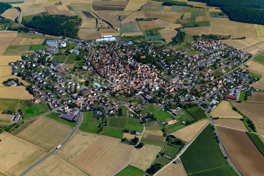Neubrunn von oben - Stadtrand mit landwirtschaftlichen Feldern in Neubrunn im Bundesland Bayern, Deutschland