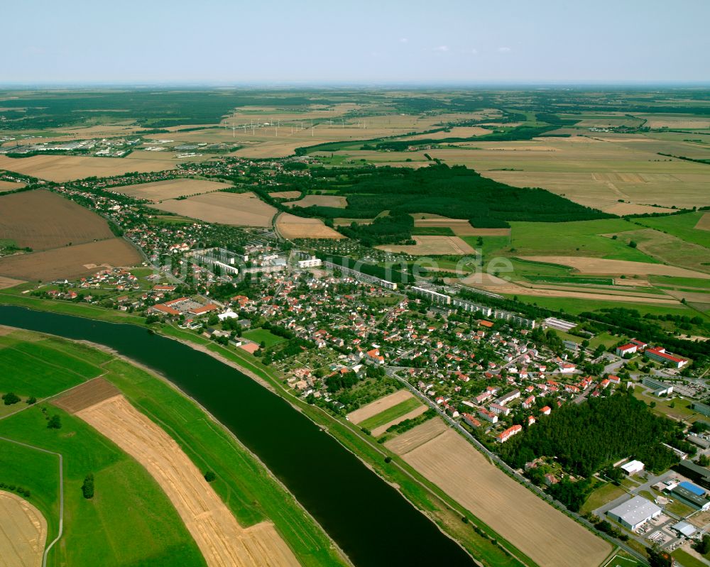 Nünchritz von oben - Stadtrand mit landwirtschaftlichen Feldern in Nünchritz im Bundesland Sachsen, Deutschland