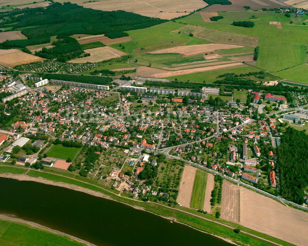Nünchritz aus der Vogelperspektive: Stadtrand mit landwirtschaftlichen Feldern in Nünchritz im Bundesland Sachsen, Deutschland